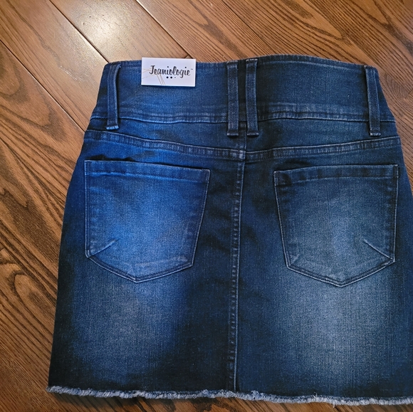 NWT Jean skirt with belt and fringed hem. - Picture 5 of 7